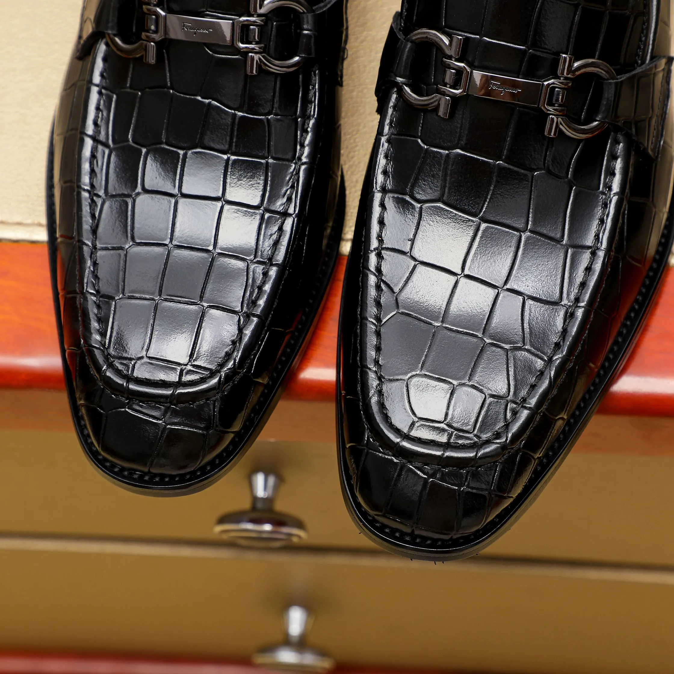 Men's shoes 💰460 🕷🕷🐂【Ferragamo】Ferragamo Popular fashion leather shoes🇨🇳Official website counter 1:1 production, original mold opening💯Good quality can be seen, imported high-end first-layer waxed calfskin, water-dyed🐂leather lining🌿very clear texture, high-quality waterproof, non-slip and wear-resistant outsole🎋high quality and low price, truly handmade🍓2 colors available! Code number 38-44……(45.46.Customized)